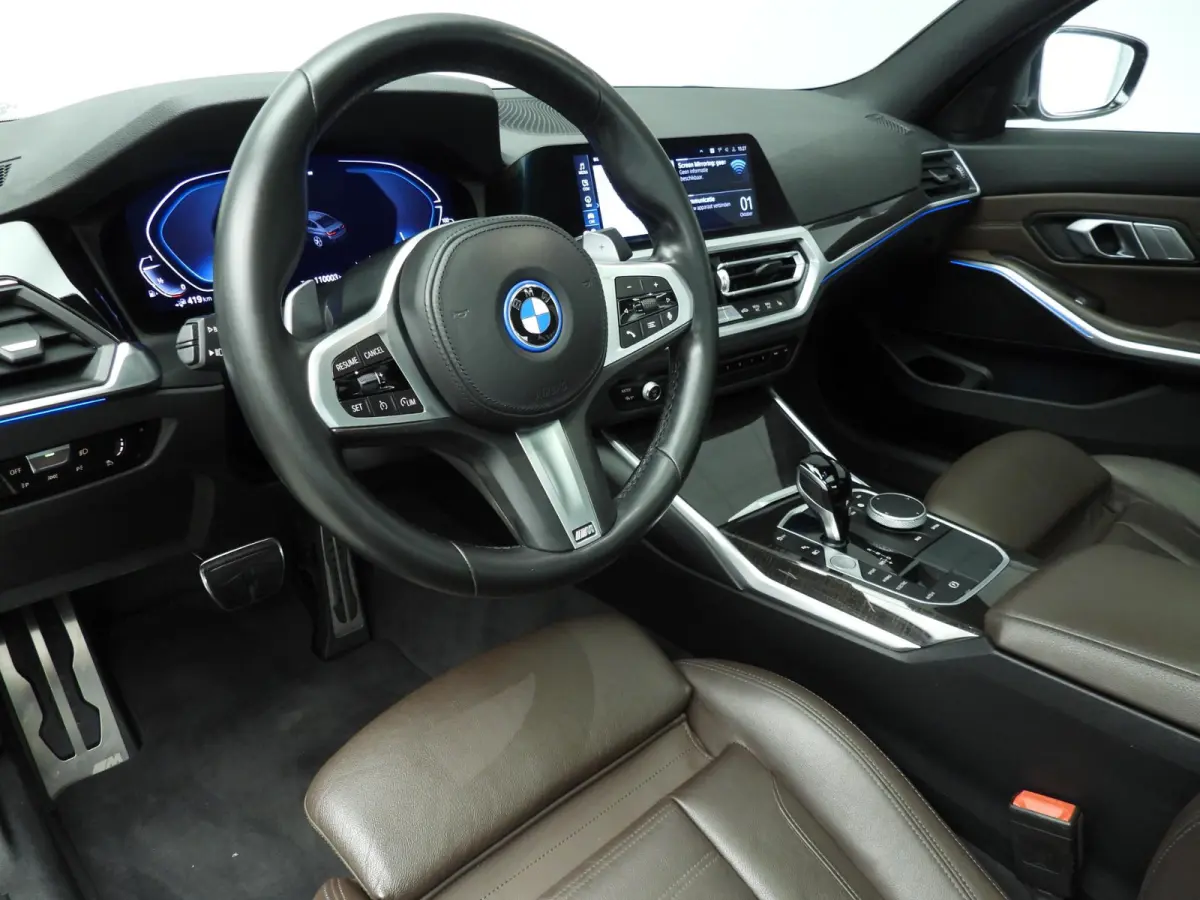 330e | M-Sportpakket | Laserlicht | Leder | Navigatie | Trekhaak | SOH 93% | Schuifdak | Sportstoelen | Stoelverwarming | DAB | Hifi speakers | Alu 19 inch