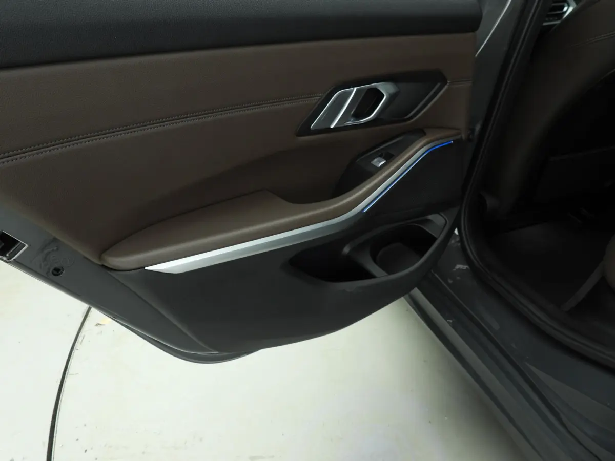 330e | M-Sportpakket | Laserlicht | Leder | Navigatie | Trekhaak | SOH 93% | Schuifdak | Sportstoelen | Stoelverwarming | DAB | Hifi speakers | Alu 19 inch