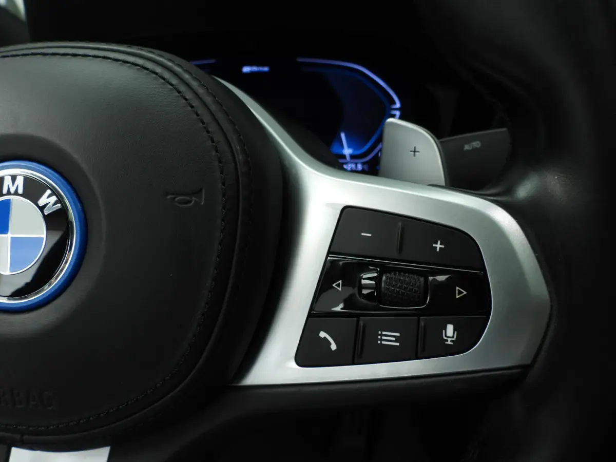 330e | M-Sportpakket | Laserlicht | Leder | Navigatie | Trekhaak | SOH 93% | Schuifdak | Sportstoelen | Stoelverwarming | DAB | Hifi speakers | Alu 19 inch
