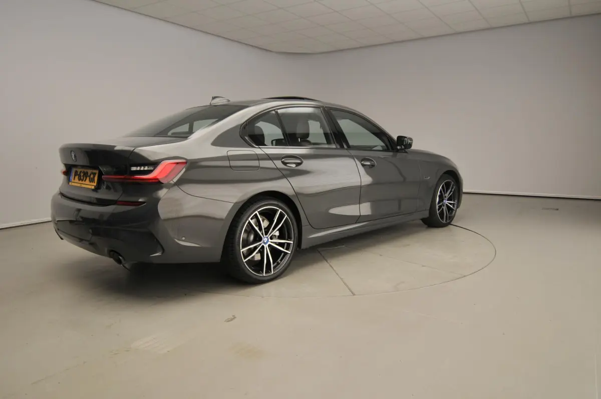 330e | M-Sportpakket | Laserlicht | Leder | Navigatie | Trekhaak | SOH 93% | Schuifdak | Sportstoelen | Stoelverwarming | DAB | Hifi speakers | Alu 19 inch