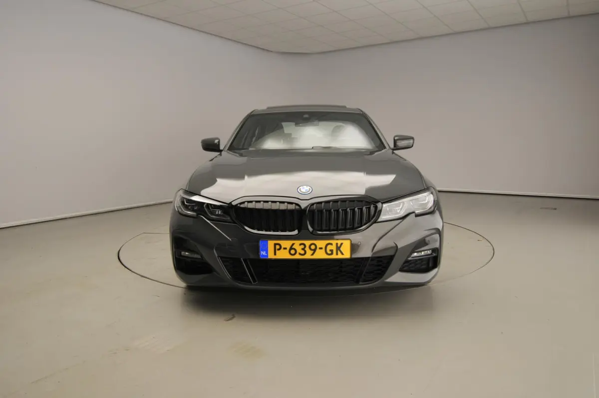 330e | M-Sportpakket | Laserlicht | Leder | Navigatie | Trekhaak | SOH 93% | Schuifdak | Sportstoelen | Stoelverwarming | DAB | Hifi speakers | Alu 19 inch