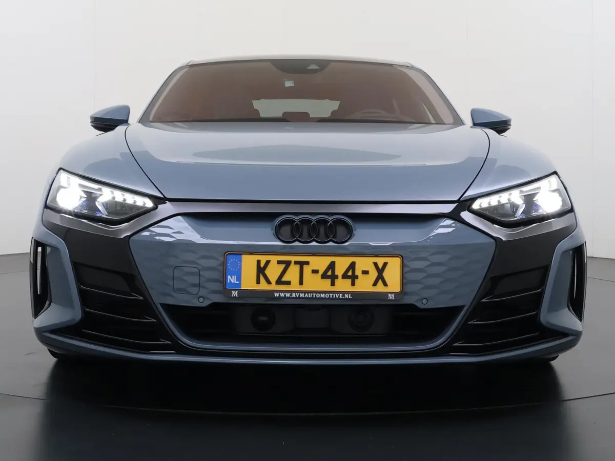 GT 93 kWh CARBON PAKKET | STOEL VENTILATIE EN VERWARMING | PANORAMDAK | B&O GELUID | HEAD UP | LUCHTVERING ETC .