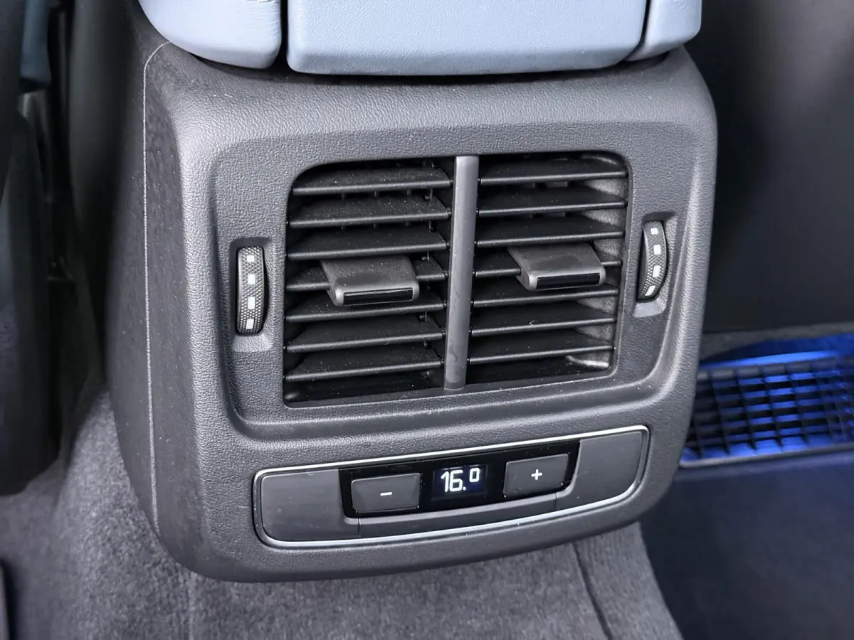GT 93 kWh CARBON PAKKET | STOEL VENTILATIE EN VERWARMING | PANORAMDAK | B&O GELUID | HEAD UP | LUCHTVERING ETC .