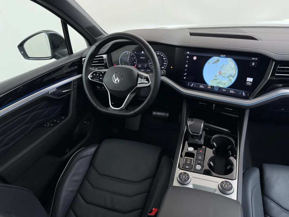 3.0 TSI Elegance LUCHTVERING| ELEK. TREKHAAK| LEDER| PANO | STOELVENTILATIE + MASSAGE| ACHTERBANK VERWARMD| MEMORY STOEL| 360 CAMERA| MEGA VOL!| RIJKLAAR!! |