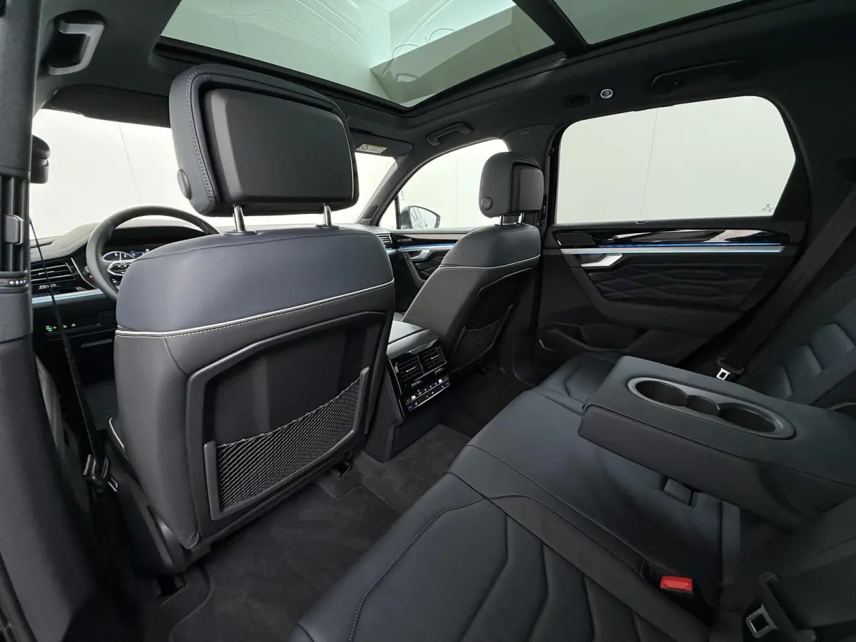 3.0 TSI Elegance LUCHTVERING| ELEK. TREKHAAK| LEDER| PANO | STOELVENTILATIE + MASSAGE| ACHTERBANK VERWARMD| MEMORY STOEL| 360 CAMERA| MEGA VOL!| RIJKLAAR!! |