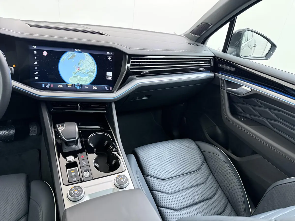 3.0 TSI Elegance LUCHTVERING| ELEK. TREKHAAK| LEDER| PANO | STOELVENTILATIE + MASSAGE| ACHTERBANK VERWARMD| MEMORY STOEL| 360 CAMERA| MEGA VOL!| RIJKLAAR!! |