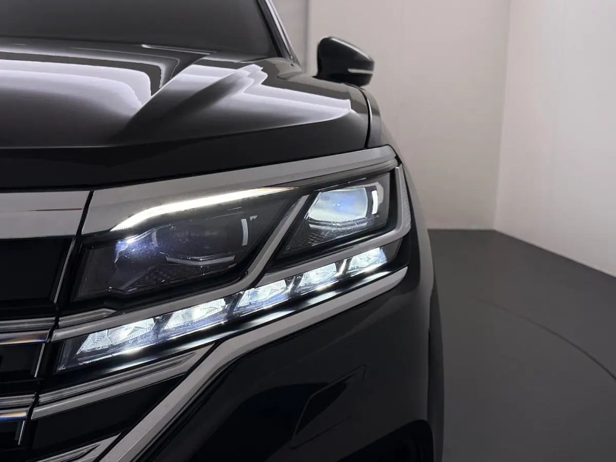 3.0 TSI Elegance LUCHTVERING| ELEK. TREKHAAK| LEDER| PANO | STOELVENTILATIE + MASSAGE| ACHTERBANK VERWARMD| MEMORY STOEL| 360 CAMERA| MEGA VOL!| RIJKLAAR!! |