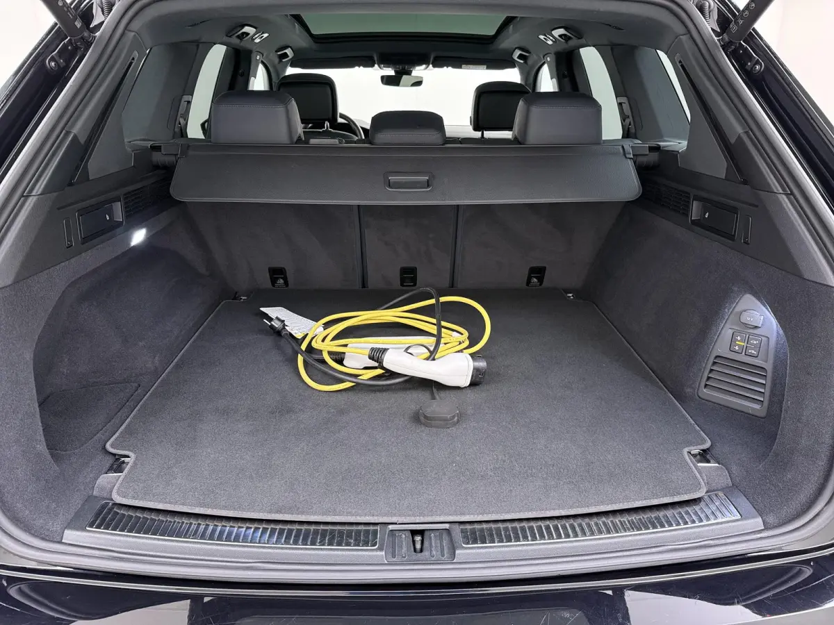 3.0 TSI Elegance LUCHTVERING| ELEK. TREKHAAK| LEDER| PANO | STOELVENTILATIE + MASSAGE| ACHTERBANK VERWARMD| MEMORY STOEL| 360 CAMERA| MEGA VOL!| RIJKLAAR!! |