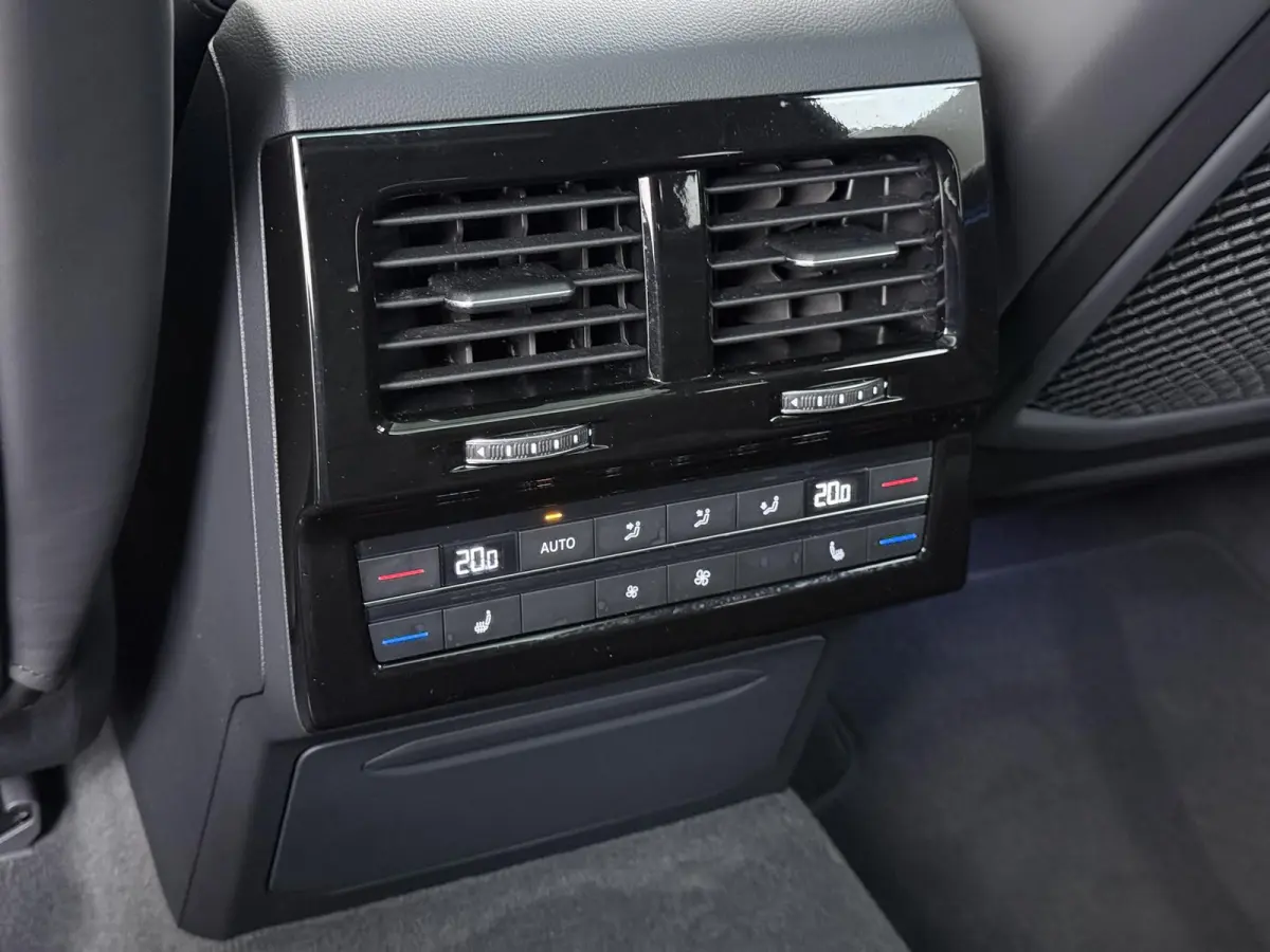 3.0 TSI Elegance LUCHTVERING| ELEK. TREKHAAK| LEDER| PANO | STOELVENTILATIE + MASSAGE| ACHTERBANK VERWARMD| MEMORY STOEL| 360 CAMERA| MEGA VOL!| RIJKLAAR!! |