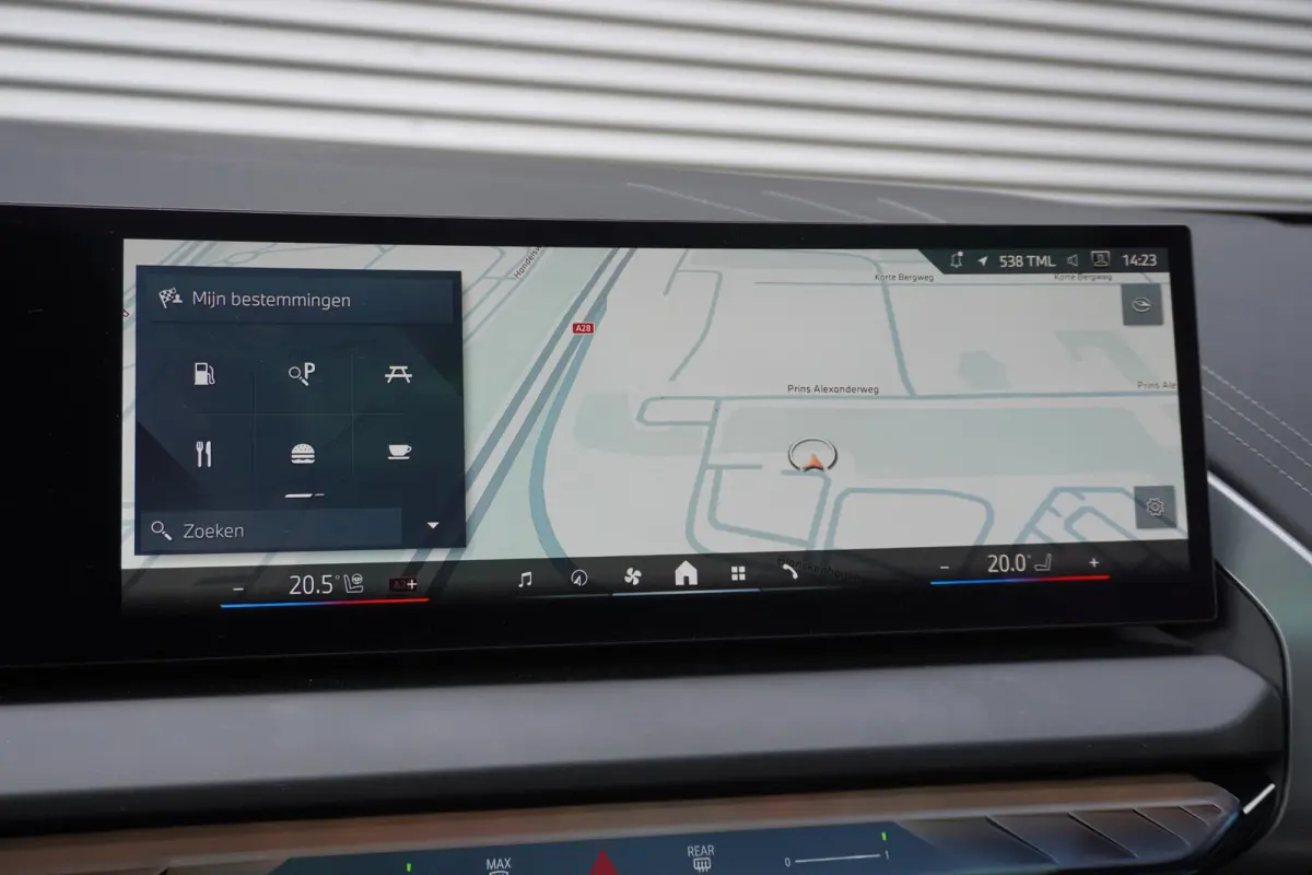 20 xDrive | M Sportpakket Pro | Trekhaak met elektrisch wegklapbare kogel | Glazen panoramadak | Extra getint glas | Driving Assistant Professional