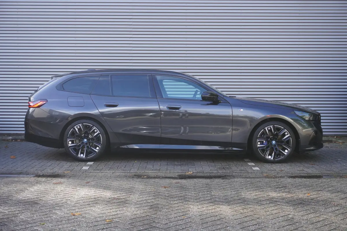 M60 xDrive | SoH 99% | M Sportpakket Pro | Adaptief onderstel professional | 20 inch LM M Aerodynamic | Glazen panoramadak | Extra getint glas | Driving Assistant Professional | Parking Assi