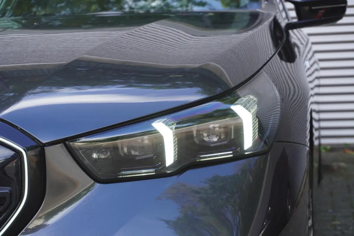 M60 xDrive | SoH 99% | M Sportpakket Pro | Adaptief onderstel professional | 20 inch LM M Aerodynamic | Glazen panoramadak | Extra getint glas | Driving Assistant Professional | Parking Assi