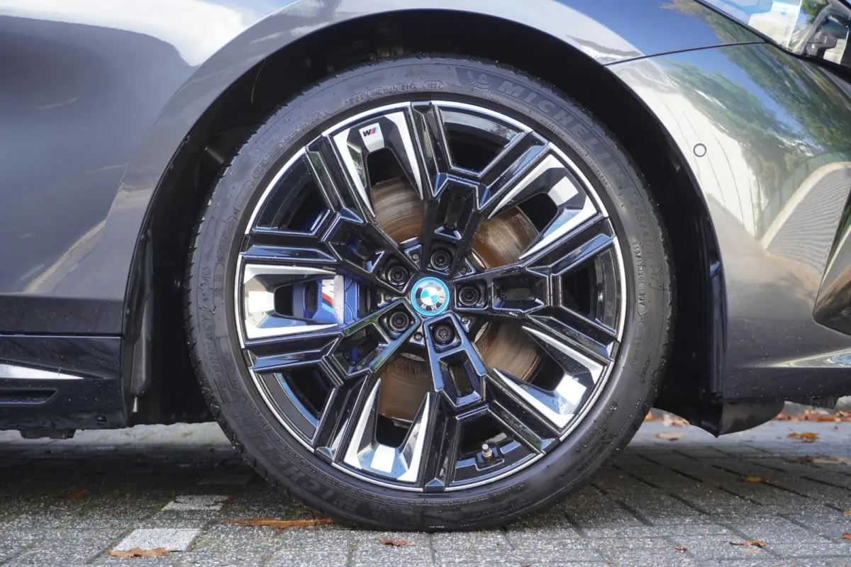 M60 xDrive | SoH 99% | M Sportpakket Pro | Adaptief onderstel professional | 20 inch LM M Aerodynamic | Glazen panoramadak | Extra getint glas | Driving Assistant Professional | Parking Assi