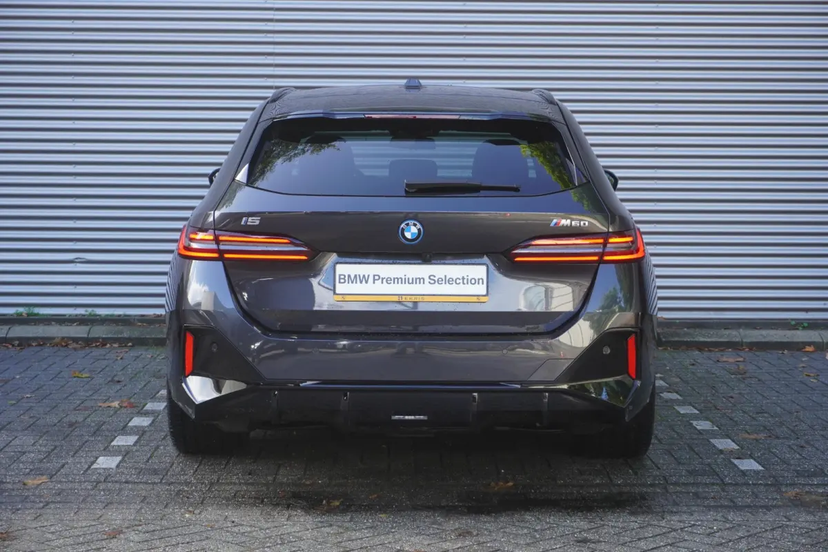 M60 xDrive | SoH 99% | M Sportpakket Pro | Adaptief onderstel professional | 20 inch LM M Aerodynamic | Glazen panoramadak | Extra getint glas | Driving Assistant Professional | Parking Assi