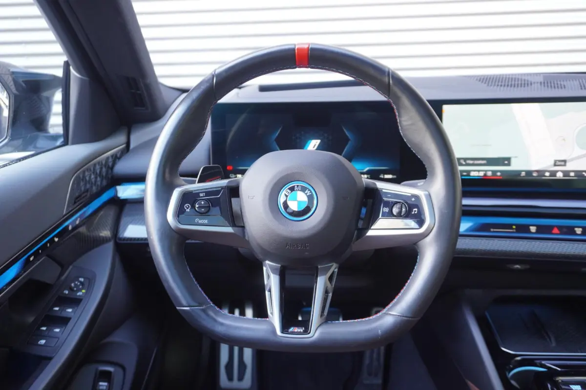 M60 xDrive | SoH 99% | M Sportpakket Pro | Adaptief onderstel professional | 20 inch LM M Aerodynamic | Glazen panoramadak | Extra getint glas | Driving Assistant Professional | Parking Assi