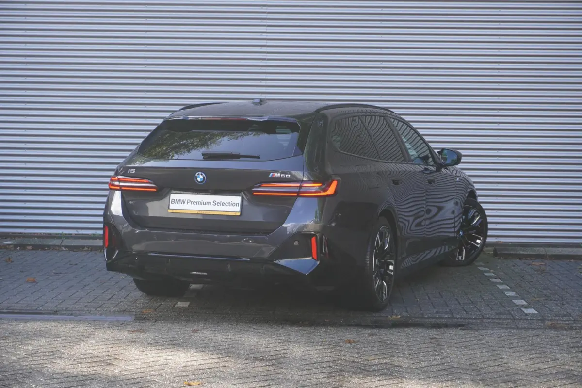 M60 xDrive | SoH 99% | M Sportpakket Pro | Adaptief onderstel professional | 20 inch LM M Aerodynamic | Glazen panoramadak | Extra getint glas | Driving Assistant Professional | Parking Assi