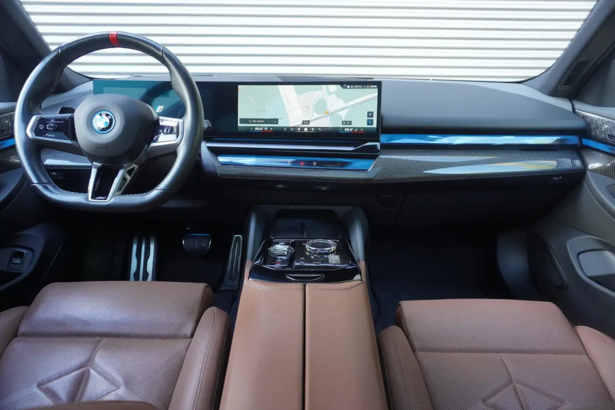 M60 xDrive | SoH 99% | M Sportpakket Pro | Adaptief onderstel professional | 20 inch LM M Aerodynamic | Glazen panoramadak | Extra getint glas | Driving Assistant Professional | Parking Assi