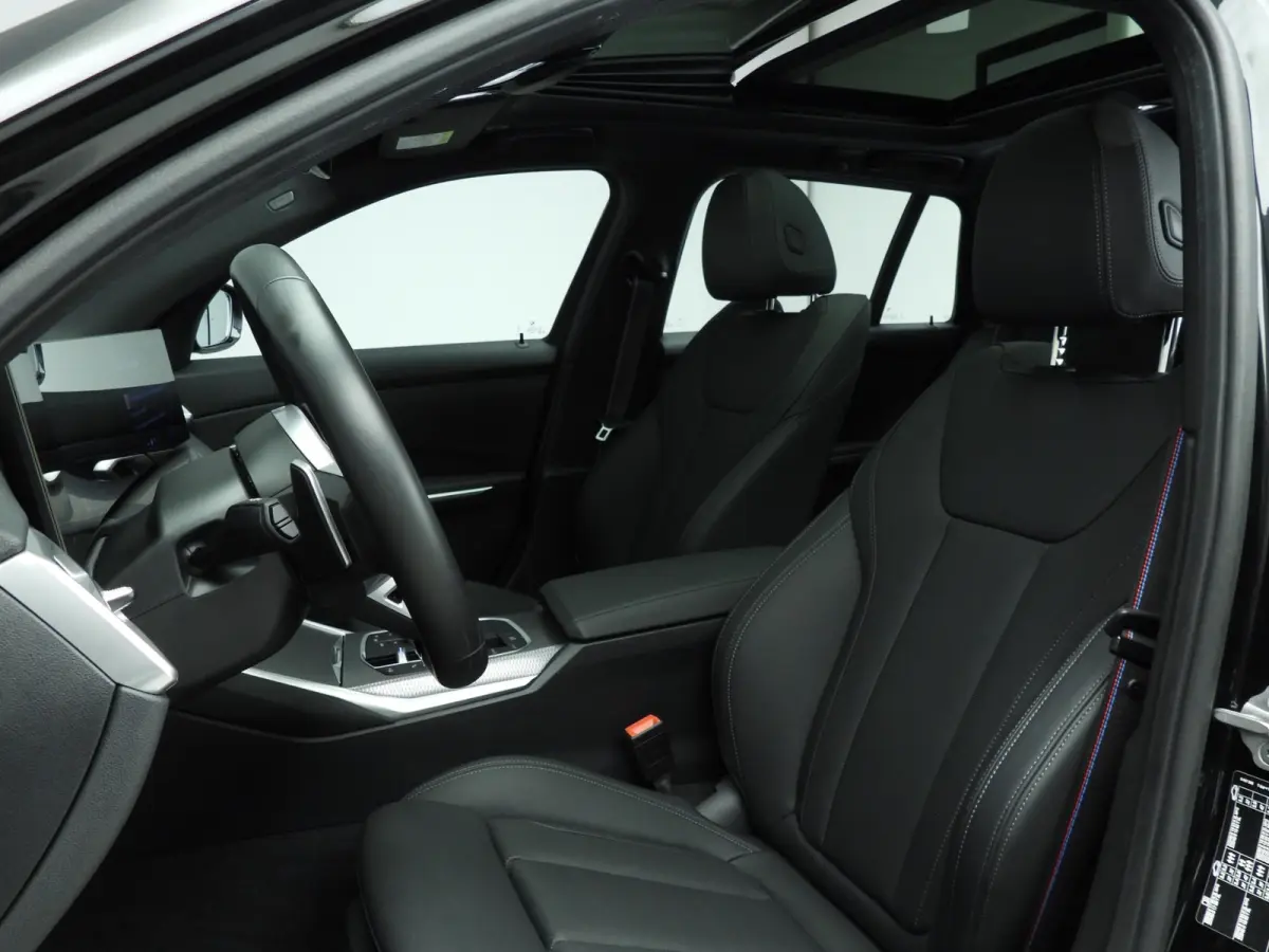 318i | M-Sportpakket | LED | Navigatie | Trekhaak | Panoramadak | Stoelverwarming | DAB | Alu 18 inch