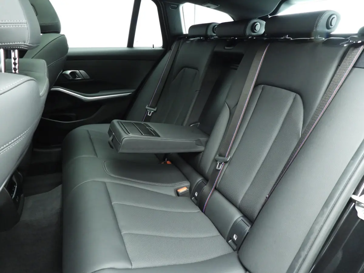 318i | M-Sportpakket | LED | Navigatie | Trekhaak | Panoramadak | Stoelverwarming | DAB | Alu 18 inch