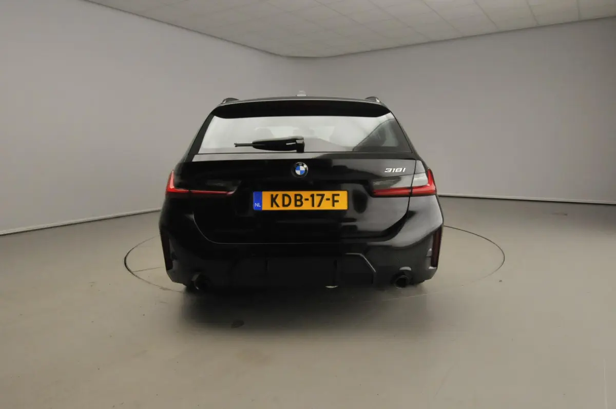 318i | M-Sportpakket | LED | Navigatie | Trekhaak | Panoramadak | Stoelverwarming | DAB | Alu 18 inch