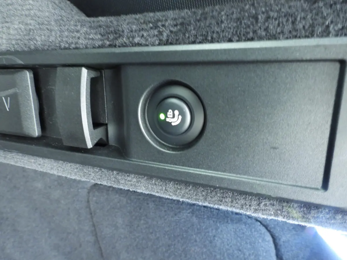 318i | M-Sportpakket | LED | Navigatie | Trekhaak | Panoramadak | Stoelverwarming | DAB | Alu 18 inch