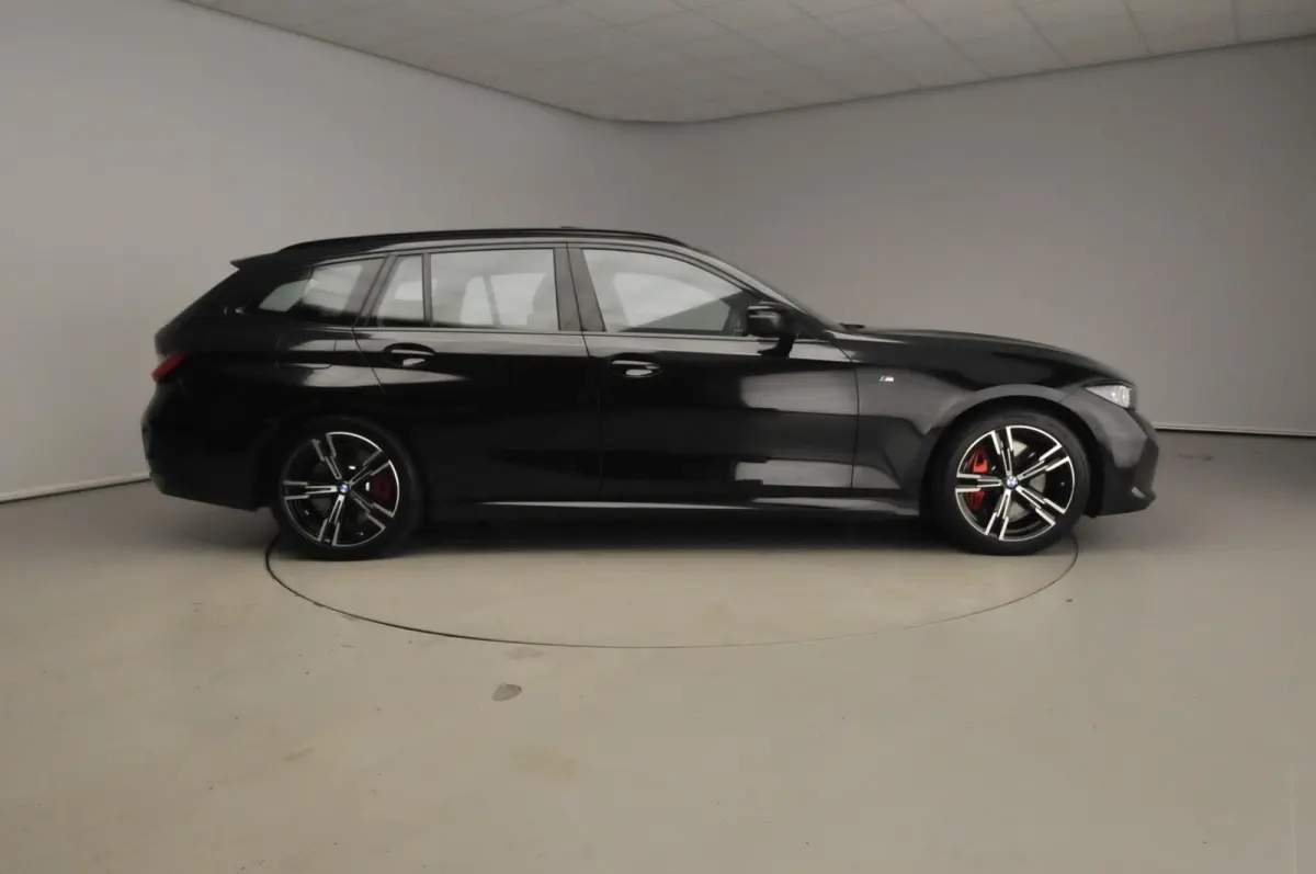 318i | M-Sportpakket | LED | Navigatie | Trekhaak | Panoramadak | Stoelverwarming | DAB | Alu 18 inch