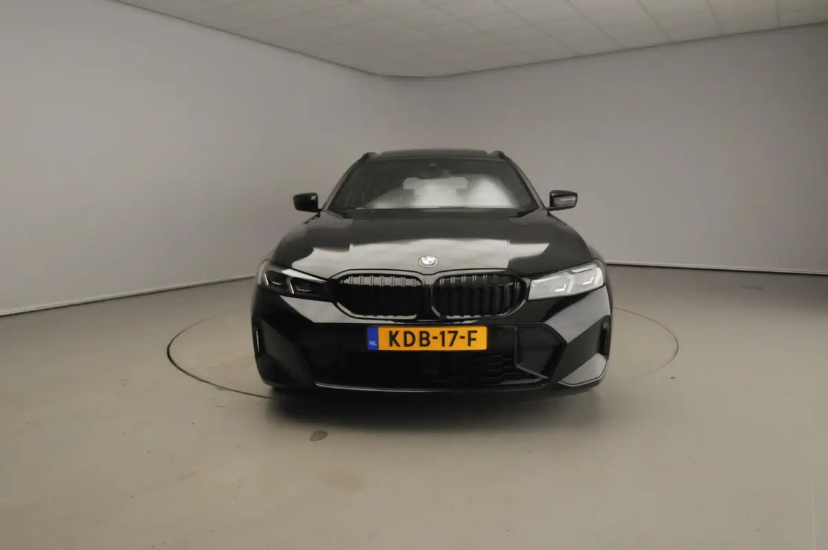 318i | M-Sportpakket | LED | Navigatie | Trekhaak | Panoramadak | Stoelverwarming | DAB | Alu 18 inch