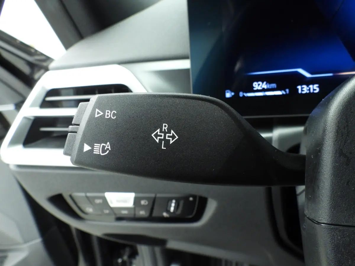 318i | M-Sportpakket | LED | Navigatie | Trekhaak | Panoramadak | Stoelverwarming | DAB | Alu 18 inch