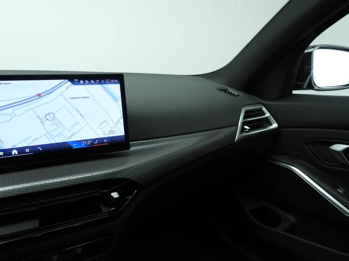 318i | M-Sportpakket | LED | Navigatie | Trekhaak | Panoramadak | Stoelverwarming | DAB | Alu 18 inch