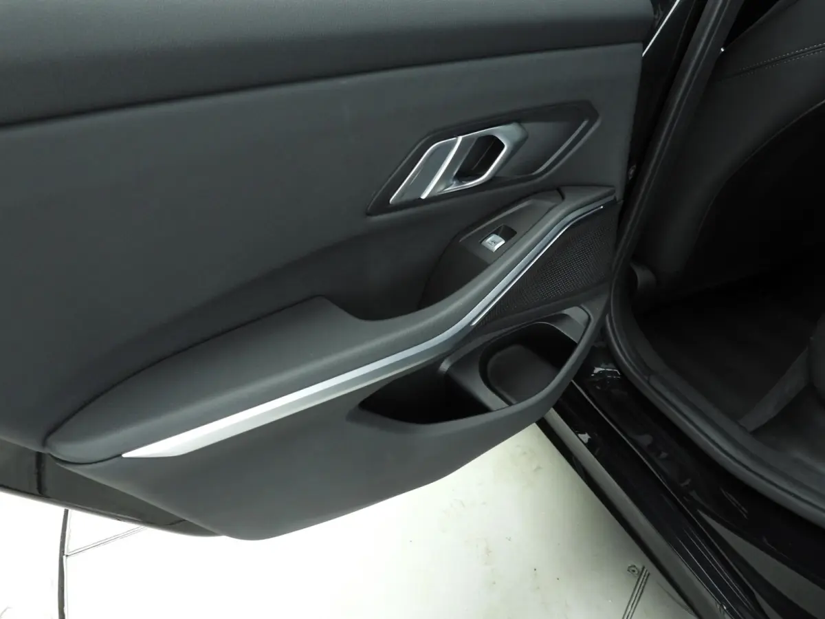 318i | M-Sportpakket | LED | Navigatie | Trekhaak | Panoramadak | Stoelverwarming | DAB | Alu 18 inch