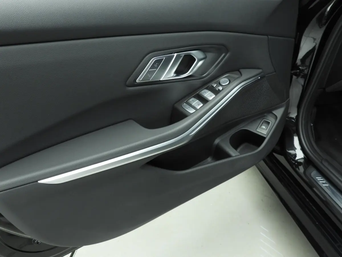 318i | M-Sportpakket | LED | Navigatie | Trekhaak | Panoramadak | Stoelverwarming | DAB | Alu 18 inch
