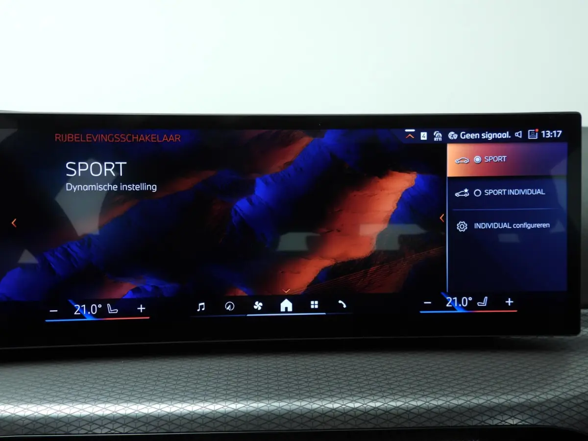 318i | M-Sportpakket | LED | Navigatie | Trekhaak | Panoramadak | Stoelverwarming | DAB | Alu 18 inch