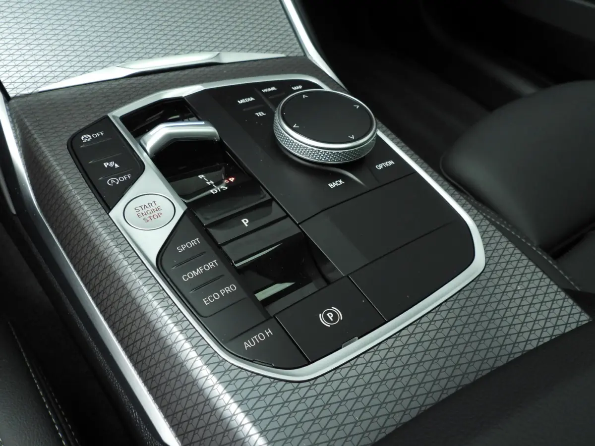 318i | M-Sportpakket | LED | Navigatie | Trekhaak | Panoramadak | Stoelverwarming | DAB | Alu 18 inch