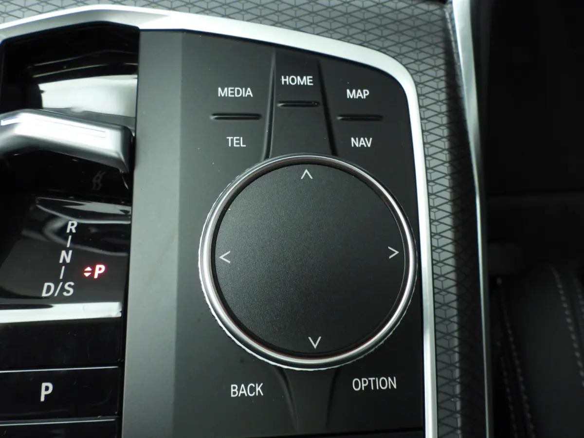 318i | M-Sportpakket | LED | Navigatie | Trekhaak | Panoramadak | Stoelverwarming | DAB | Alu 18 inch