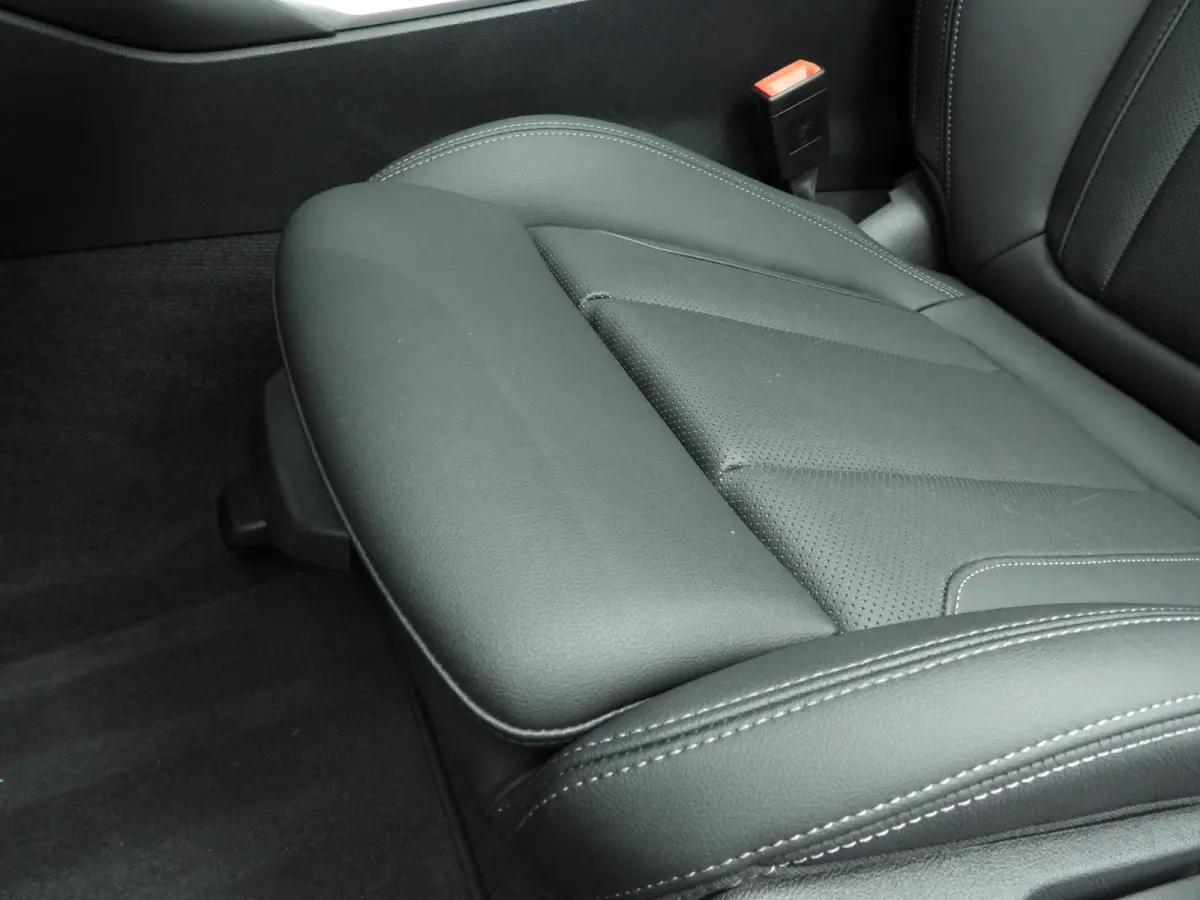 318i | M-Sportpakket | LED | Navigatie | Trekhaak | Panoramadak | Stoelverwarming | DAB | Alu 18 inch