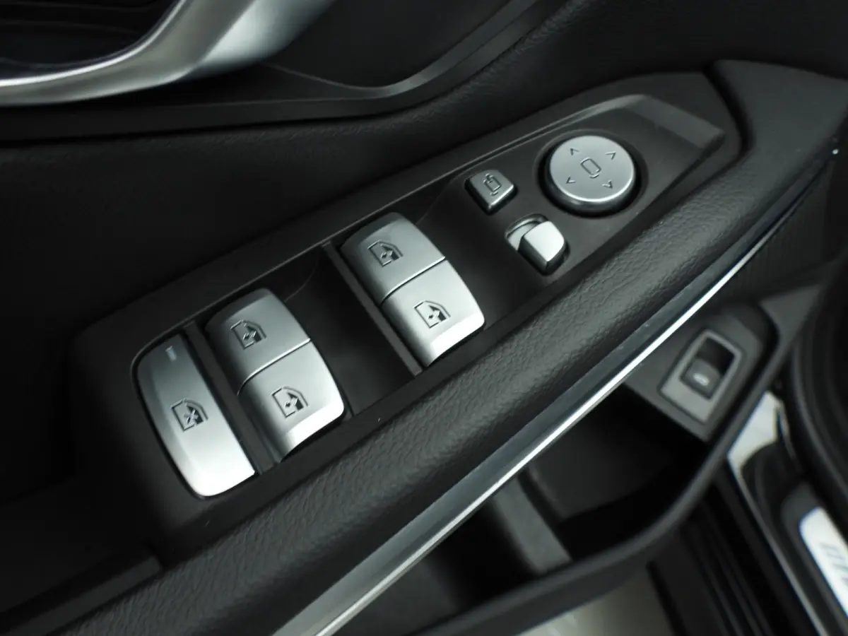 318i | M-Sportpakket | LED | Navigatie | Trekhaak | Panoramadak | Stoelverwarming | DAB | Alu 18 inch