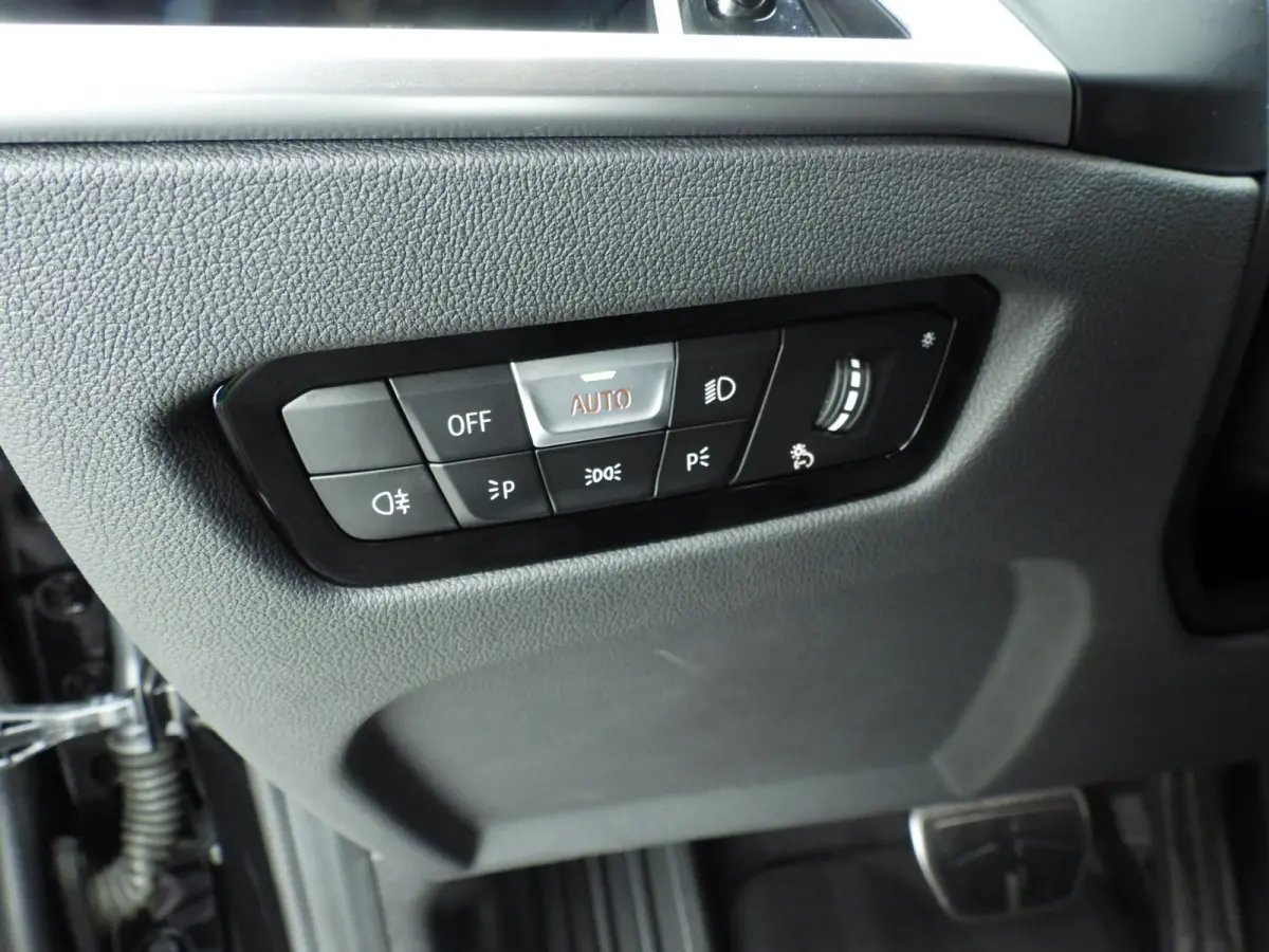 318i | M-Sportpakket | LED | Navigatie | Trekhaak | Panoramadak | Stoelverwarming | DAB | Alu 18 inch
