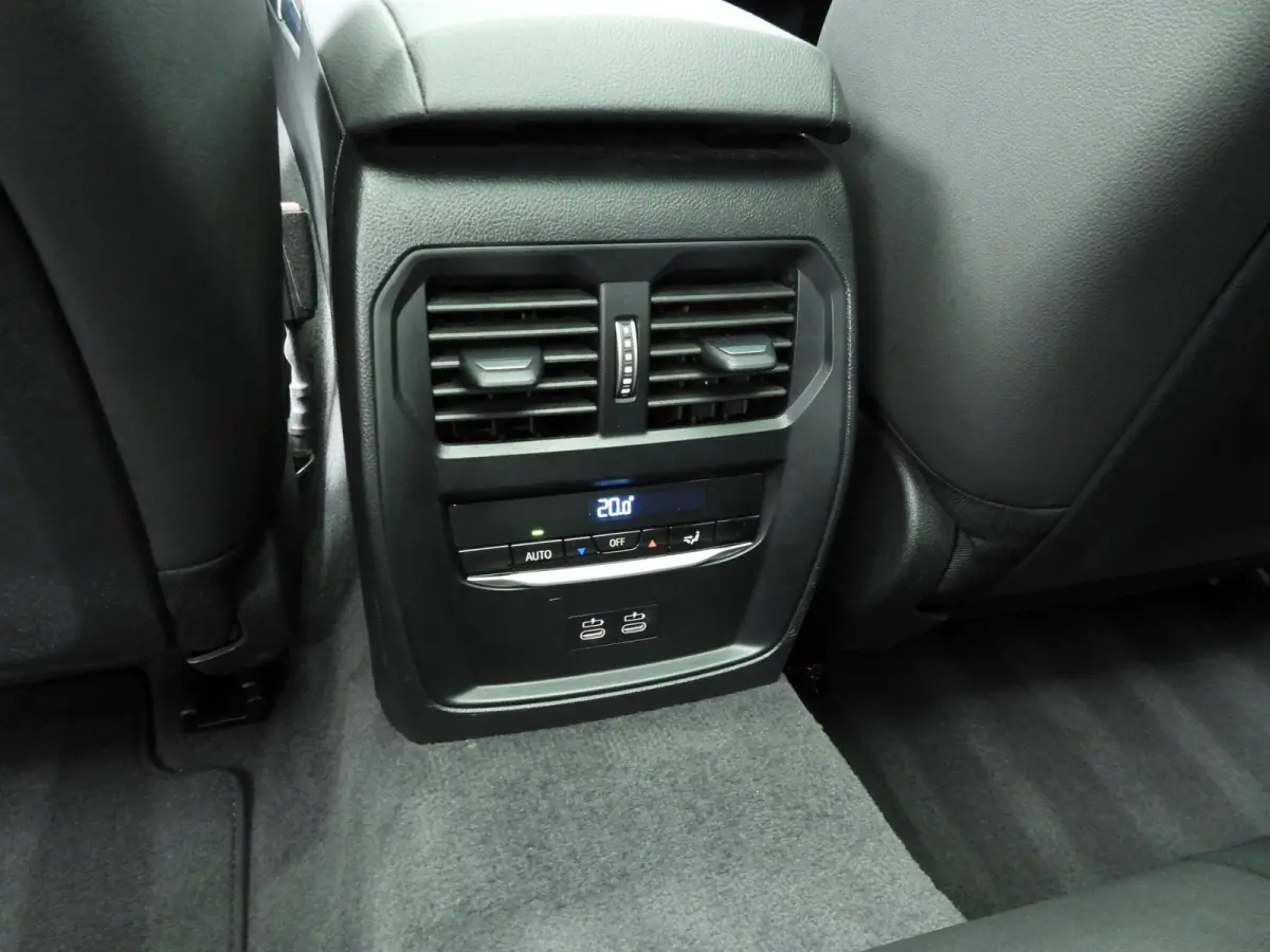 318i | M-Sportpakket | LED | Navigatie | Trekhaak | Panoramadak | Stoelverwarming | DAB | Alu 18 inch