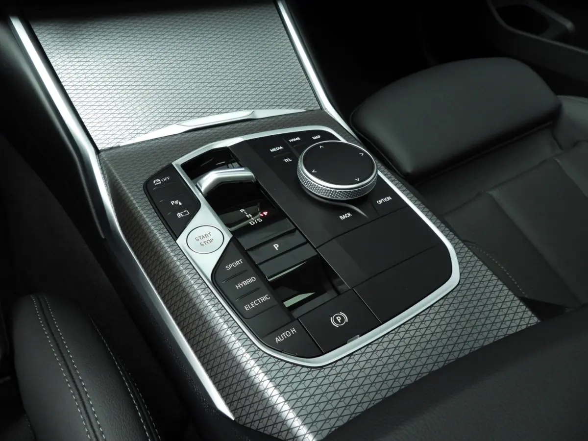 330e | M-Sportpakket | LED | Navigatie | SOH 100% | Active cruise | Trekhaak | Panoramadak | Stoelverwarming | DAB | Hifi speakers | Alu 18 inch