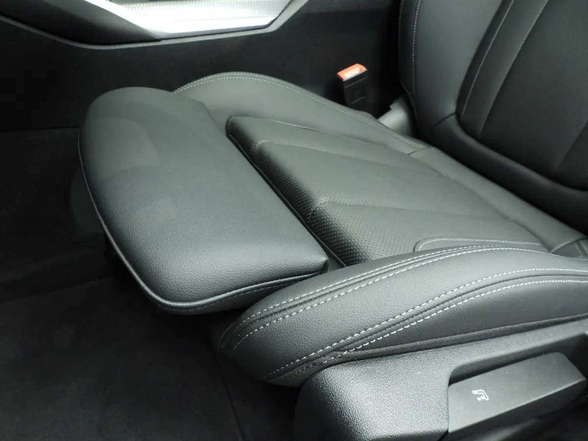 330e | M-Sportpakket | LED | Navigatie | SOH 100% | Active cruise | Trekhaak | Panoramadak | Stoelverwarming | DAB | Hifi speakers | Alu 18 inch
