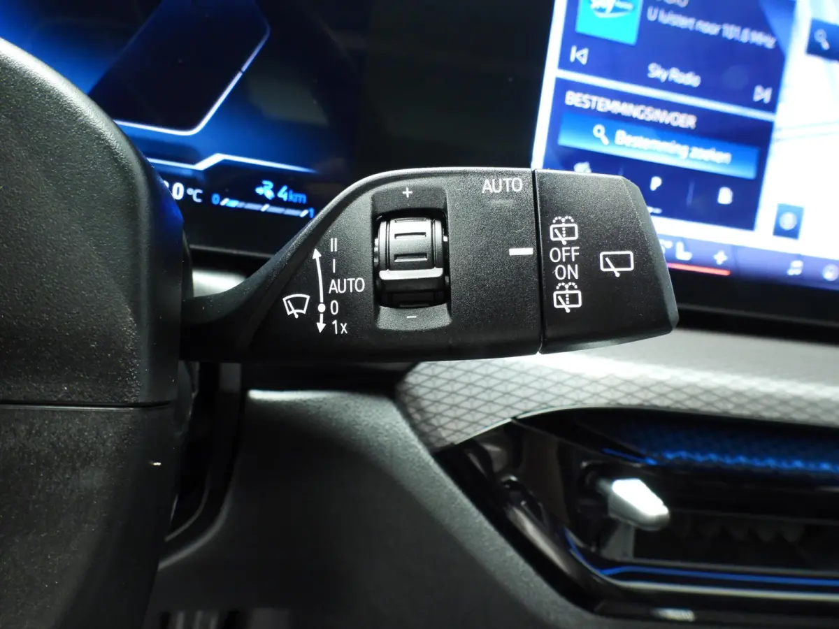 330e | M-Sportpakket | LED | Navigatie | SOH 100% | Active cruise | Trekhaak | Panoramadak | Stoelverwarming | DAB | Hifi speakers | Alu 18 inch
