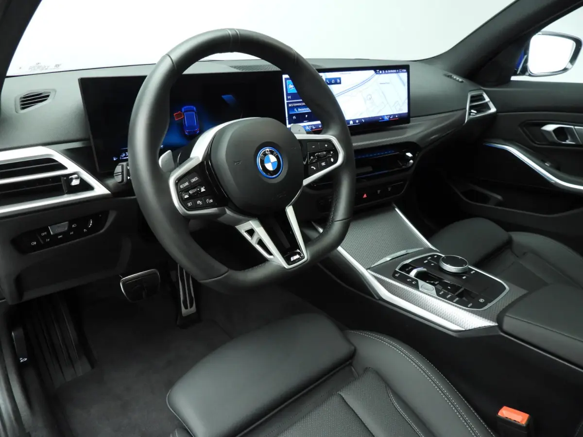 330e | M-Sportpakket | LED | Navigatie | SOH 100% | Active cruise | Trekhaak | Panoramadak | Stoelverwarming | DAB | Hifi speakers | Alu 18 inch