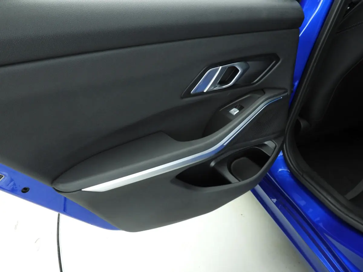 330e | M-Sportpakket | LED | Navigatie | SOH 100% | Active cruise | Trekhaak | Panoramadak | Stoelverwarming | DAB | Hifi speakers | Alu 18 inch