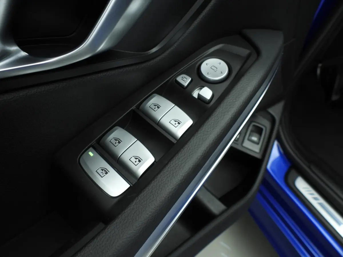 330e | M-Sportpakket | LED | Navigatie | SOH 100% | Active cruise | Trekhaak | Panoramadak | Stoelverwarming | DAB | Hifi speakers | Alu 18 inch