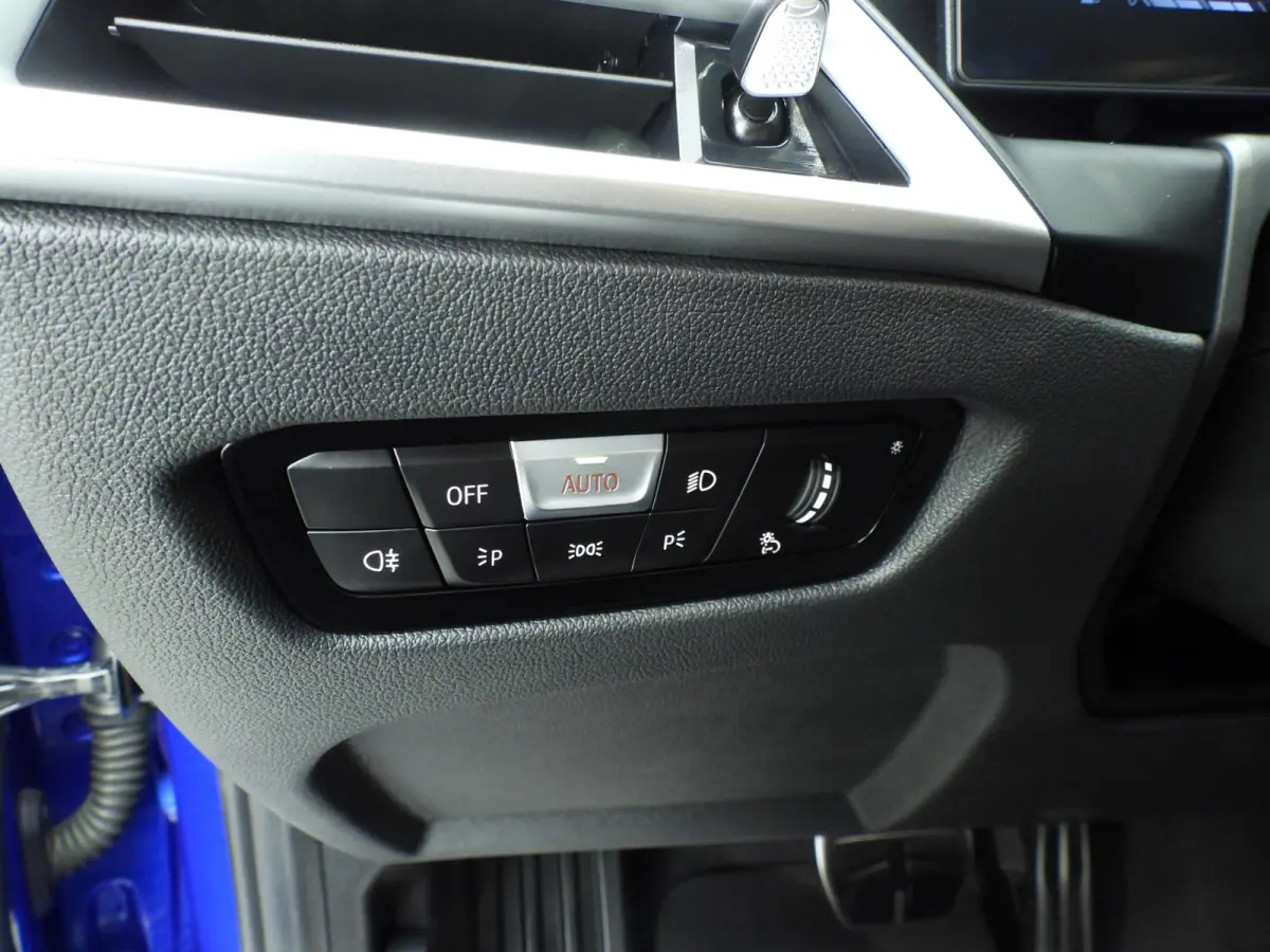 330e | M-Sportpakket | LED | Navigatie | SOH 100% | Active cruise | Trekhaak | Panoramadak | Stoelverwarming | DAB | Hifi speakers | Alu 18 inch