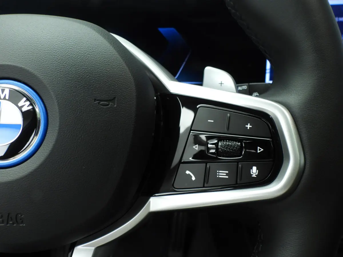 330e | M-Sportpakket | LED | Navigatie | SOH 100% | Active cruise | Trekhaak | Panoramadak | Stoelverwarming | DAB | Hifi speakers | Alu 18 inch