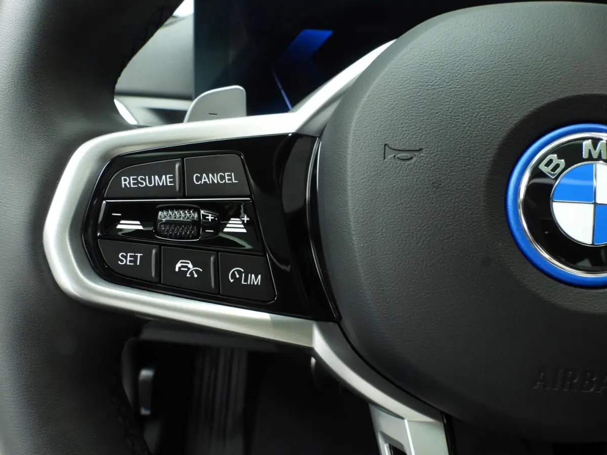 330e | M-Sportpakket | LED | Navigatie | SOH 100% | Active cruise | Trekhaak | Panoramadak | Stoelverwarming | DAB | Hifi speakers | Alu 18 inch