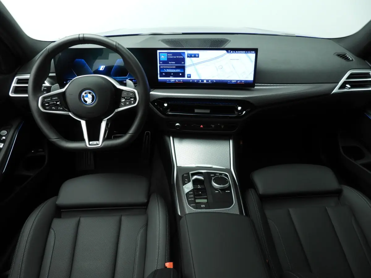 330e | M-Sportpakket | LED | Navigatie | SOH 100% | Active cruise | Trekhaak | Panoramadak | Stoelverwarming | DAB | Hifi speakers | Alu 18 inch