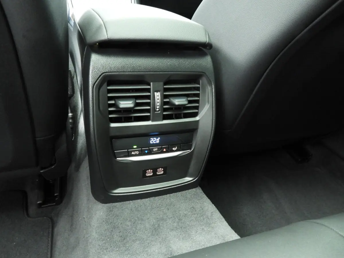 330e | M-Sportpakket | LED | Navigatie | SOH 100% | Active cruise | Trekhaak | Panoramadak | Stoelverwarming | DAB | Hifi speakers | Alu 18 inch