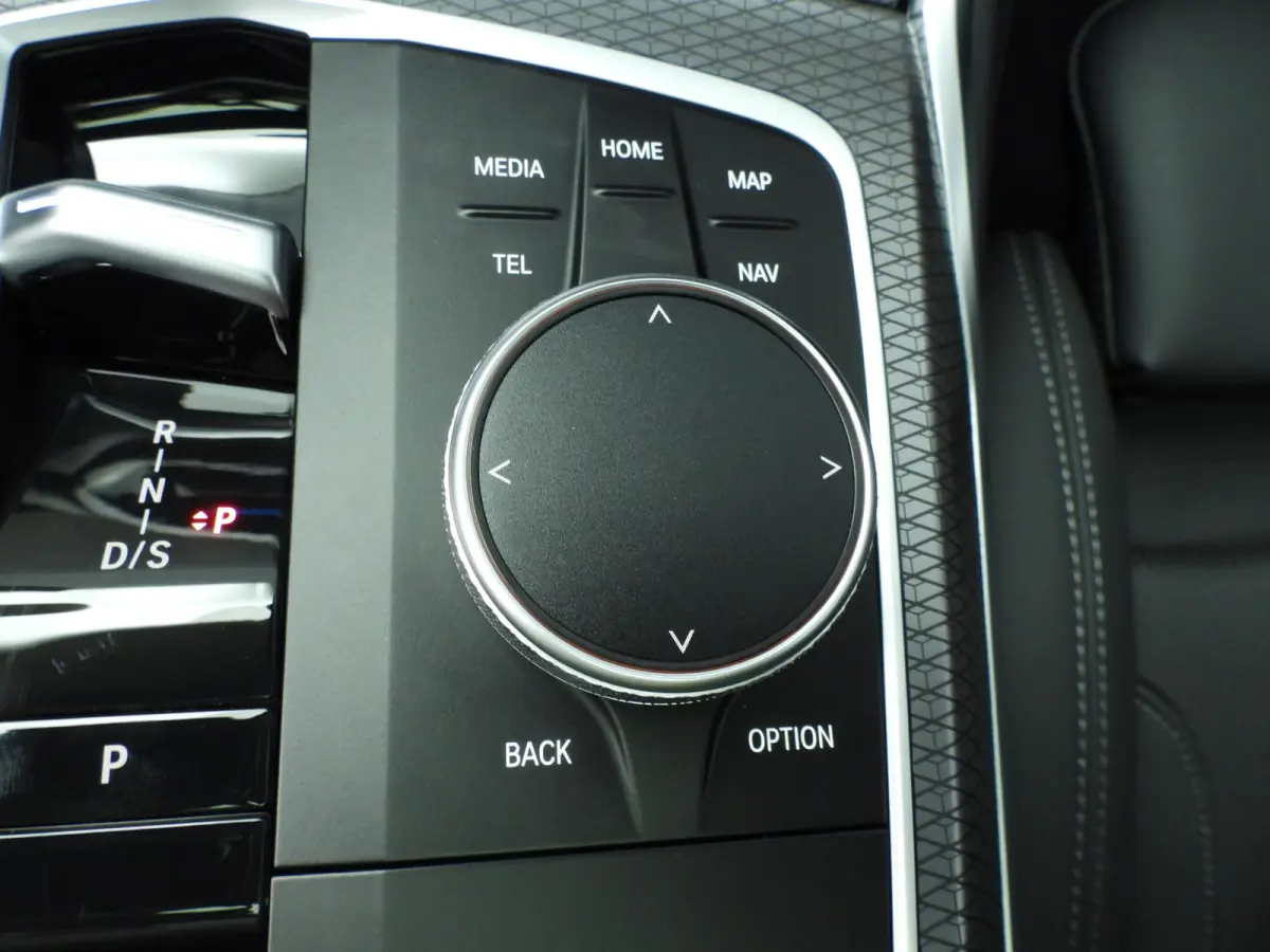 330e | M-Sportpakket | LED | Navigatie | SOH 100% | Active cruise | Trekhaak | Panoramadak | Stoelverwarming | DAB | Hifi speakers | Alu 18 inch